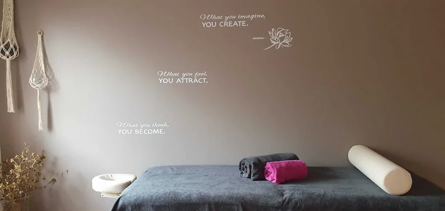 Bed met quotes op de muur